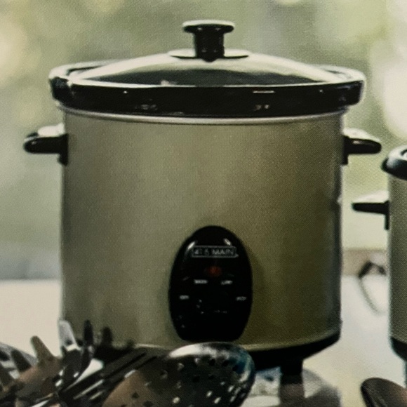 41st and Main Slow Cooker with Black Lid New